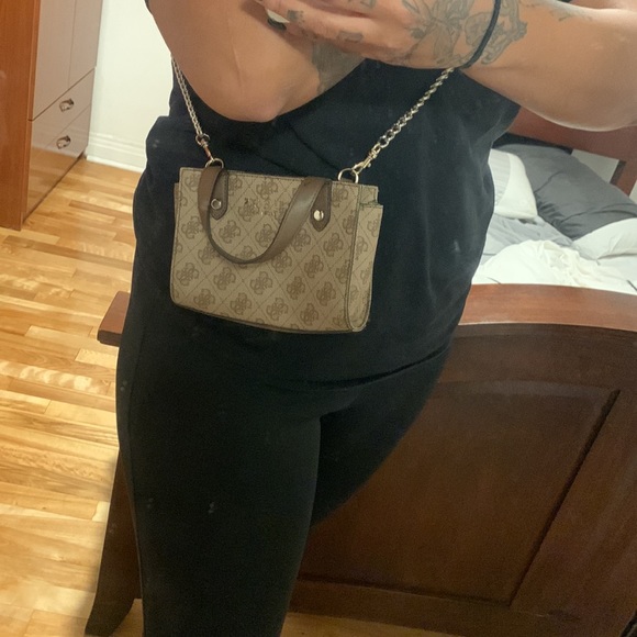 Small guess crossbody - Picture 2 of 6